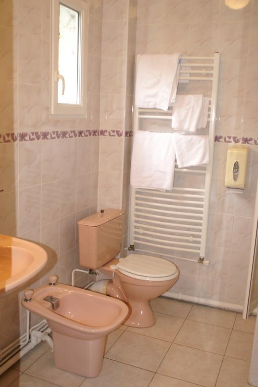 Hotel Celeste Bagnères-de-Luchon Kamer foto