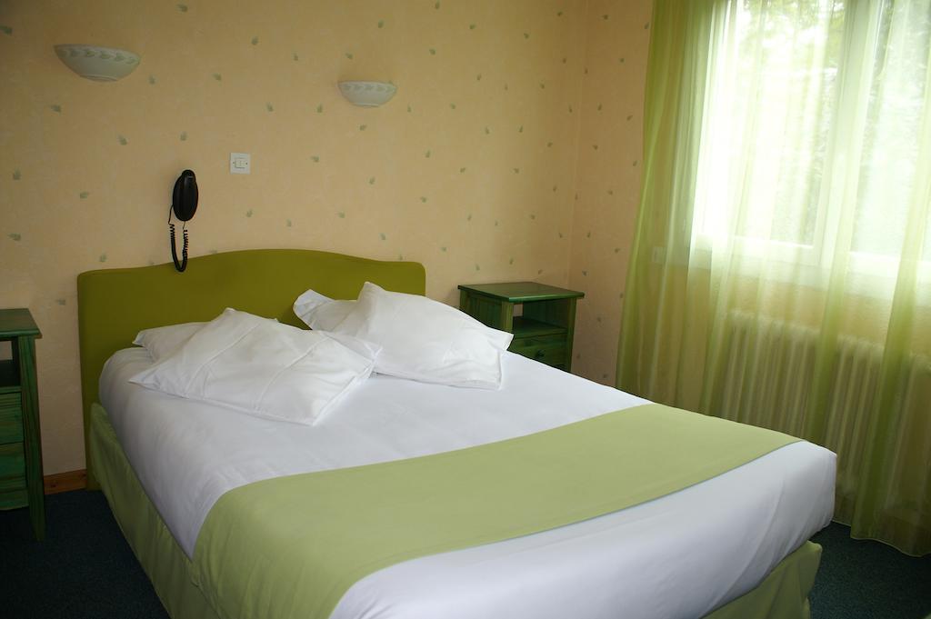 Hotel Celeste Bagnères-de-Luchon Kamer foto
