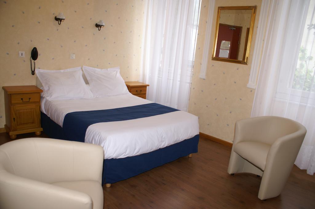 Hotel Celeste Bagnères-de-Luchon Kamer foto