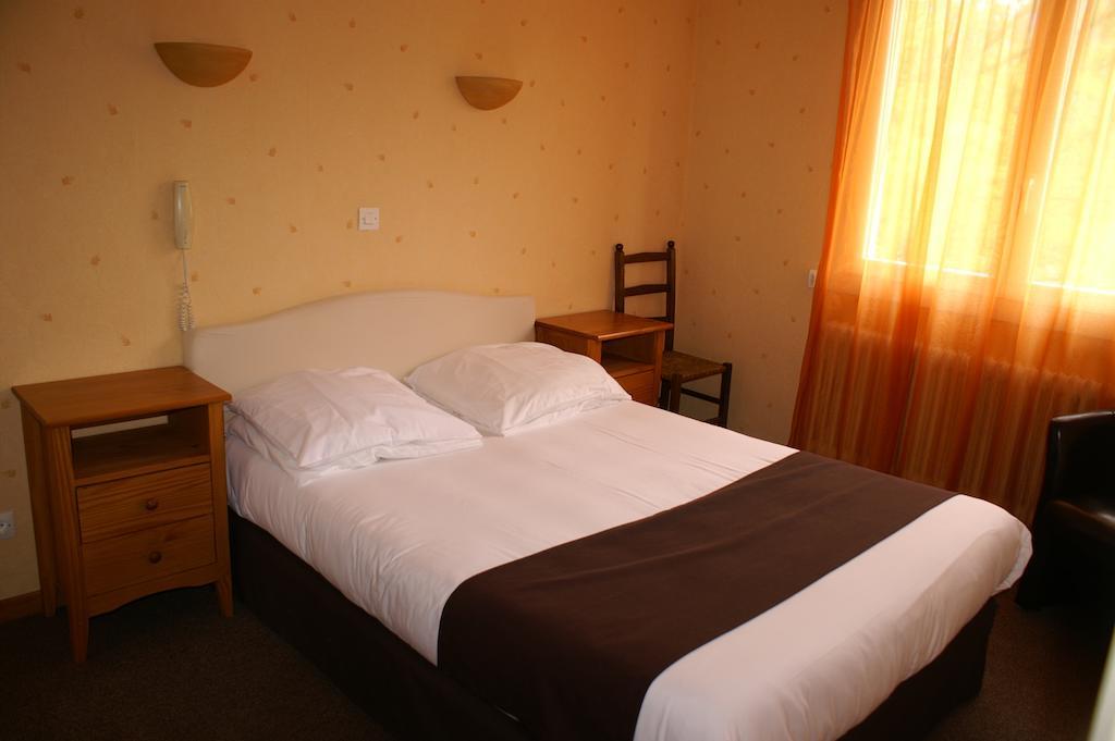 Hotel Celeste Bagnères-de-Luchon Kamer foto
