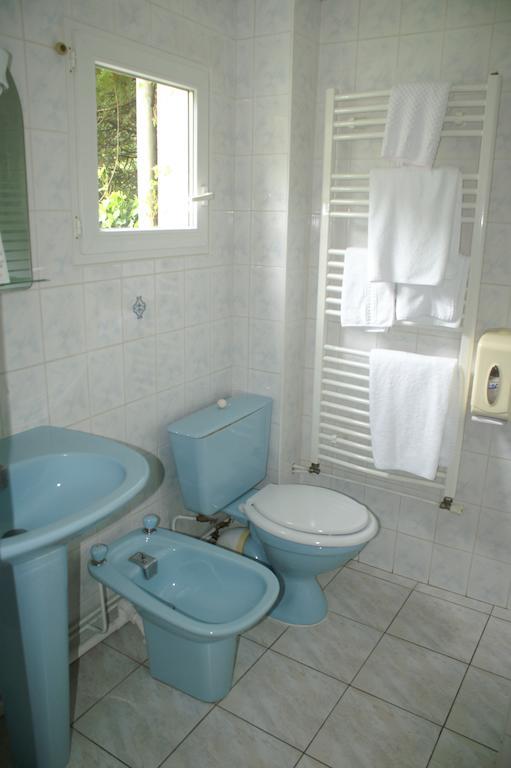 Hotel Celeste Bagnères-de-Luchon Kamer foto
