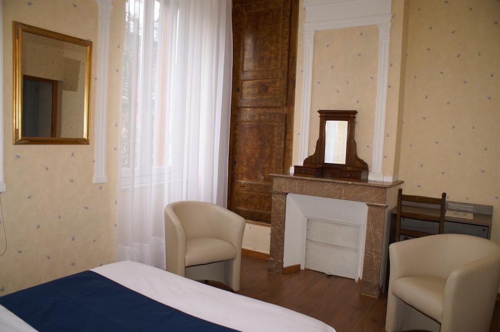 Hotel Celeste Bagnères-de-Luchon Kamer foto