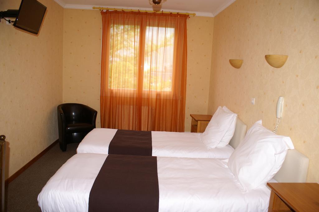 Hotel Celeste Bagnères-de-Luchon Kamer foto